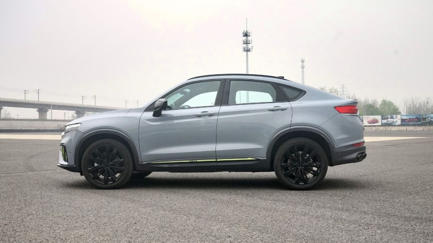 2.0T+8AT动力组合，突出运动化元素，体验吉利星越S
