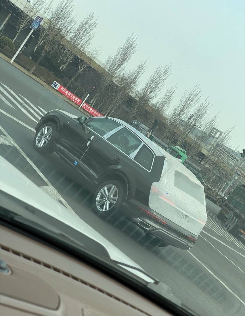 新款奥迪Q7到港实拍！尾灯造型依旧亮眼！