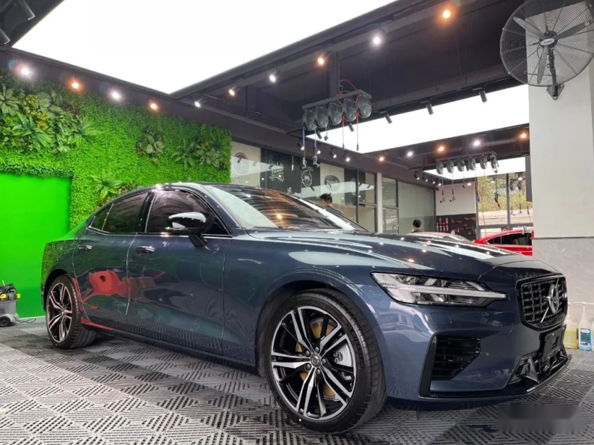 外表简约素雅的沃尔沃S60 T8，改装路上花了不少心思