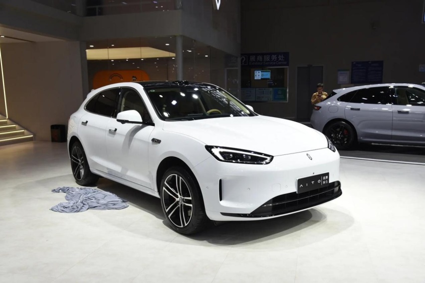 销量没有M9和M7高，但问界M5依然是卖得最好的带智驾的SUV