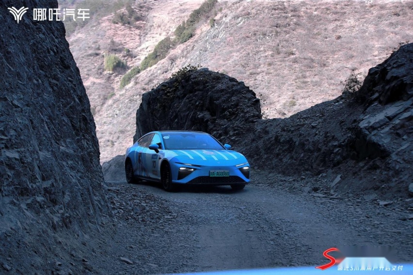 见证成都首批哪吒S用户提车：开最美的车，看最美的景