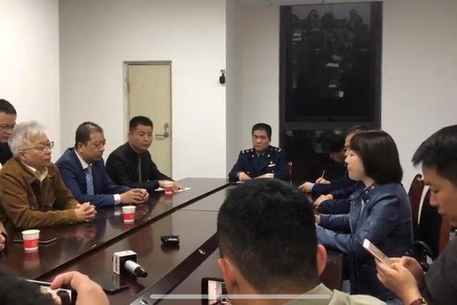 吃瓜群众散了吧，奔驰女车主这次真和4S和解了：换车，退服务费