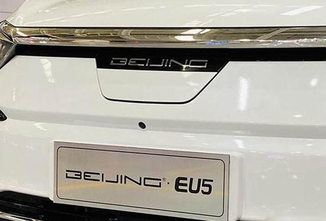 北汽新能源新款EU5实车亮相 换装全新品牌LOGO