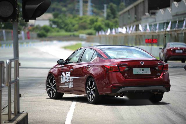 飞奔的大沙发——赛道激试全新日产天籁Altima