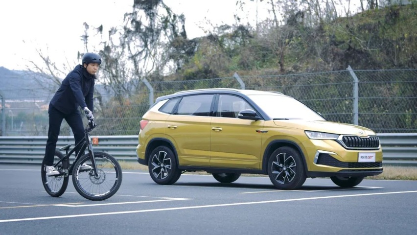 高能!当4轮柯米克GT杠上2轮特技自行车,会擦出怎样的火花?