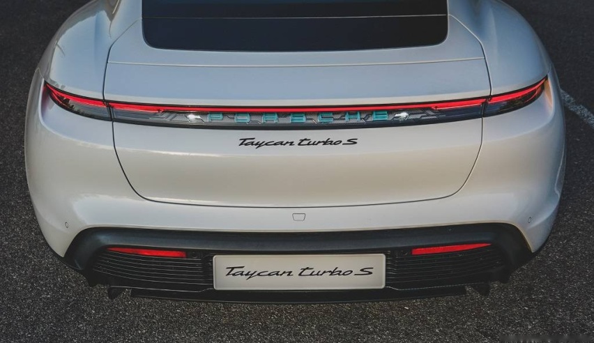 实拍！保时捷Taycan Turbo S，将科技武装到牙齿！