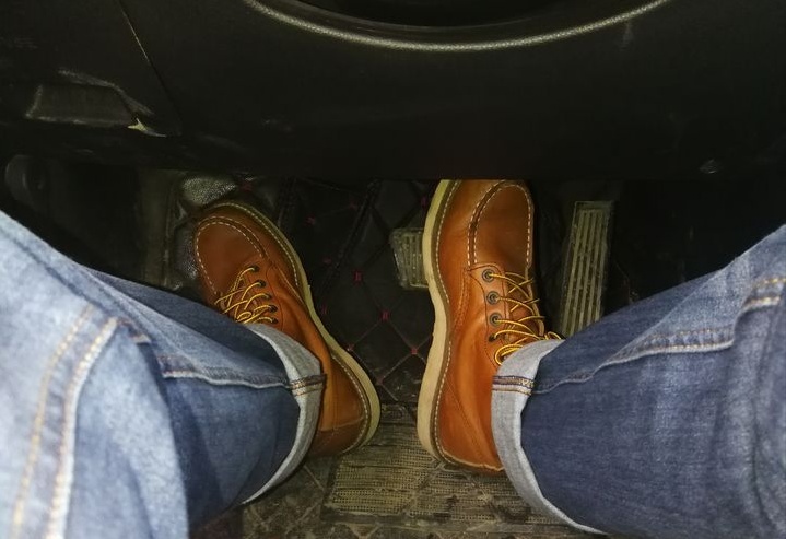 老婆开“自动挡”左脚踩刹车，右脚踩油门，说还不听怎么办？