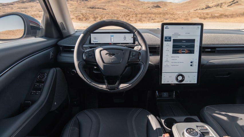 野马Mach-E对比特斯拉Model Y，跑车品牌的电动SUV怎么样？