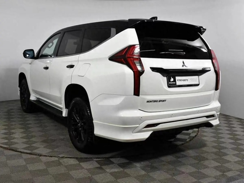 全新一代三菱帕杰罗曝光 搭载V6发动机 内饰一言难尽