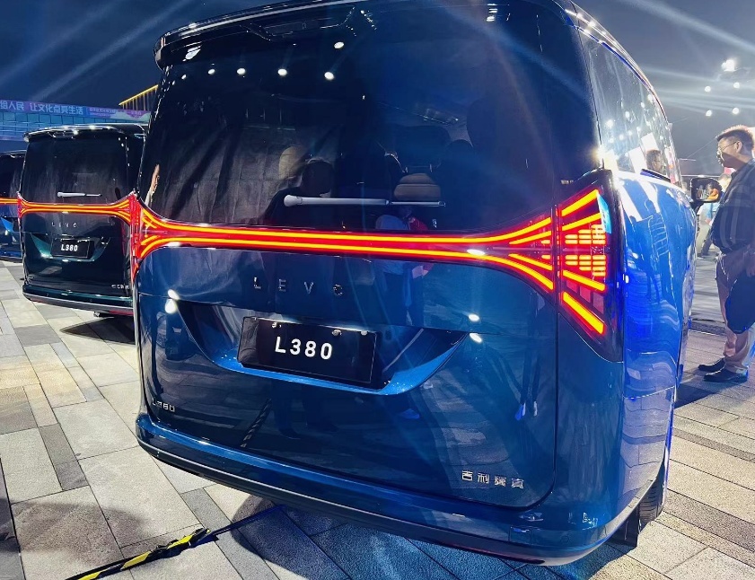 又一台爆款MPV？3-8座任意选，吉利LEVC L380有点意思