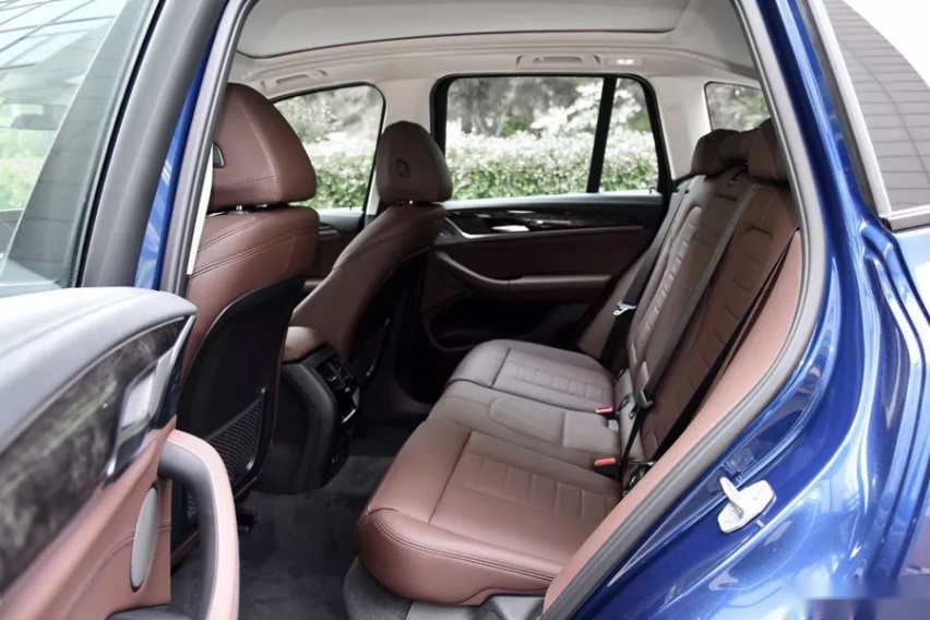 同属豪华中型SUV，全新路虎揽胜极光对比宝马X3，谁更值得买