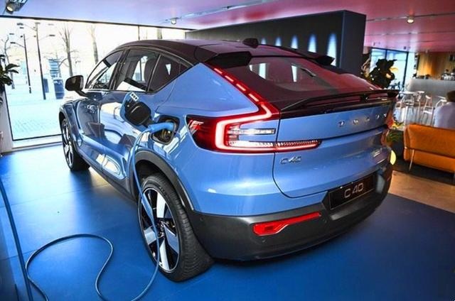 沃尔沃首款轿跑SUV，全新C40实拍，双电四驱比领克05更帅