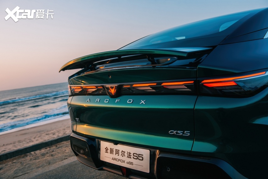 15分钟补能540km,极狐全新阿尔法S5律动上市补贴价9.98万起