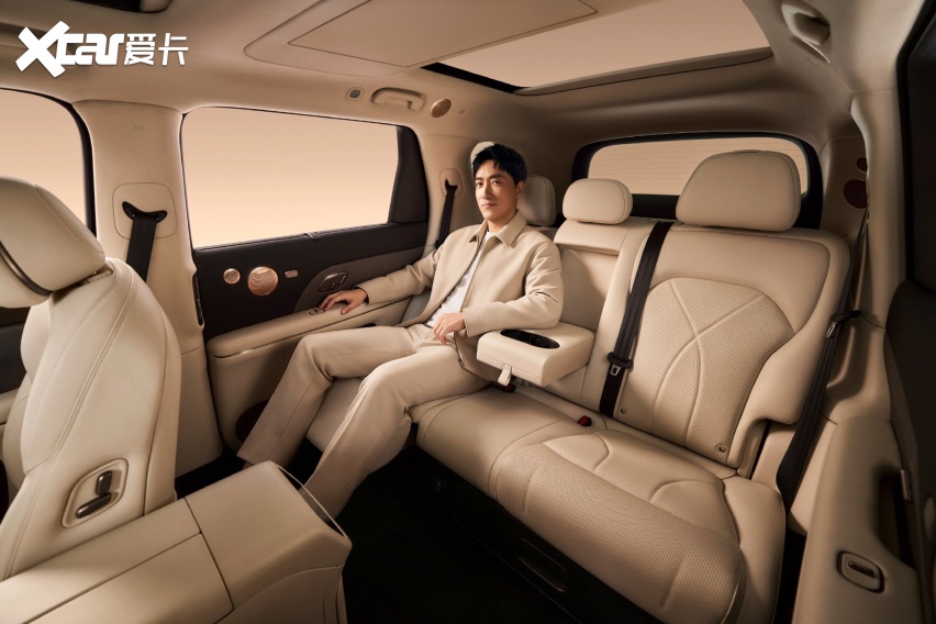 旗舰大满配不做选择题！智己LS8上市2498万元起(图5)