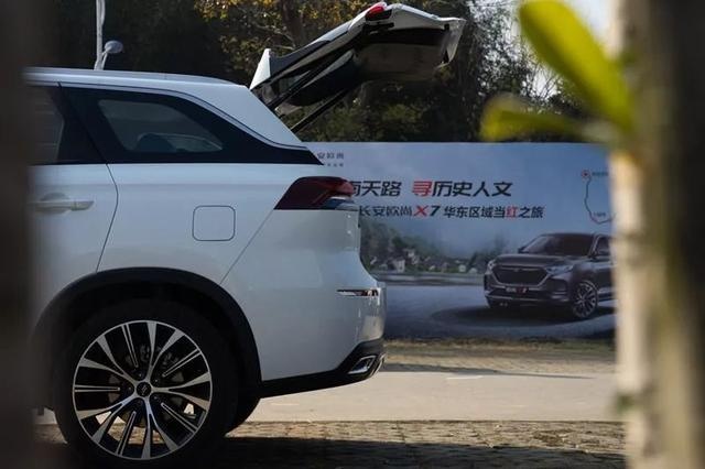 紧凑级SUV新黑马正式交付!车市“三好生”长安欧尚X7震撼出