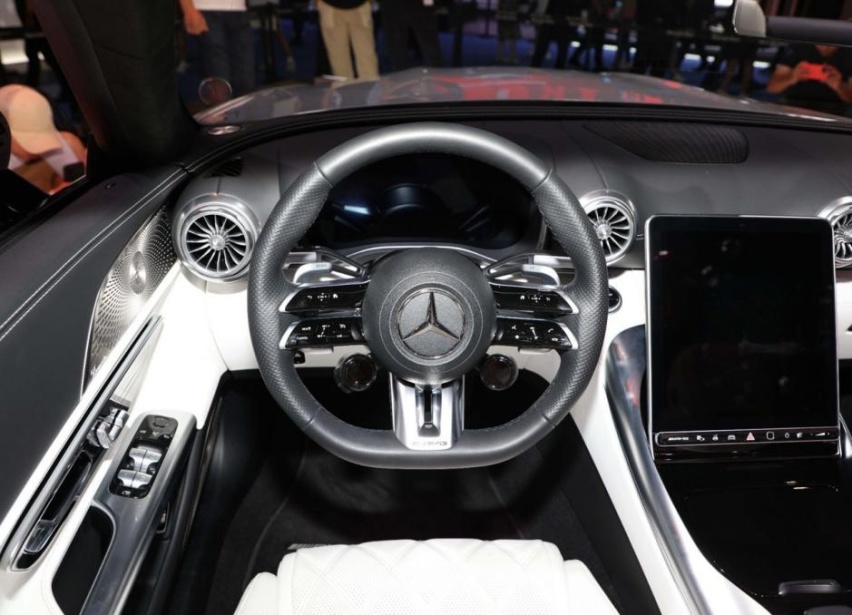 200万只能盯着燃油车，新AMG SL 63，敞篷跑车吸睛无数