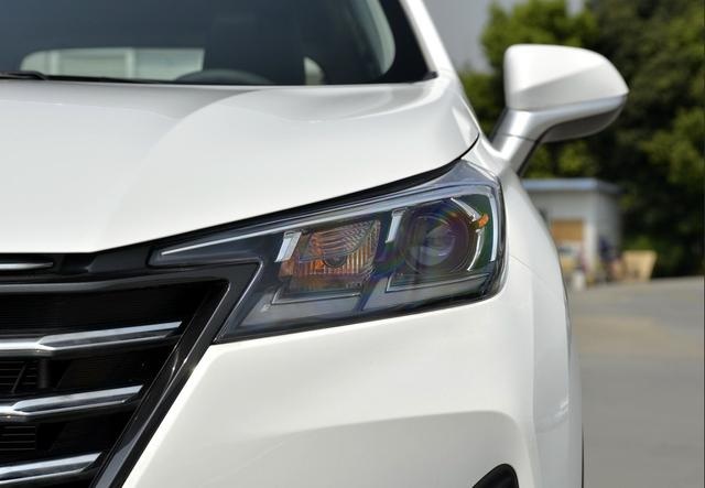 主打年轻的CS15，5.59万起蝶翼外观，1.5L自吸省油