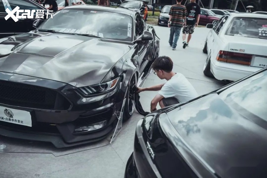 受父亲影响打造宽体福特Mustang，底盘灯让我成为