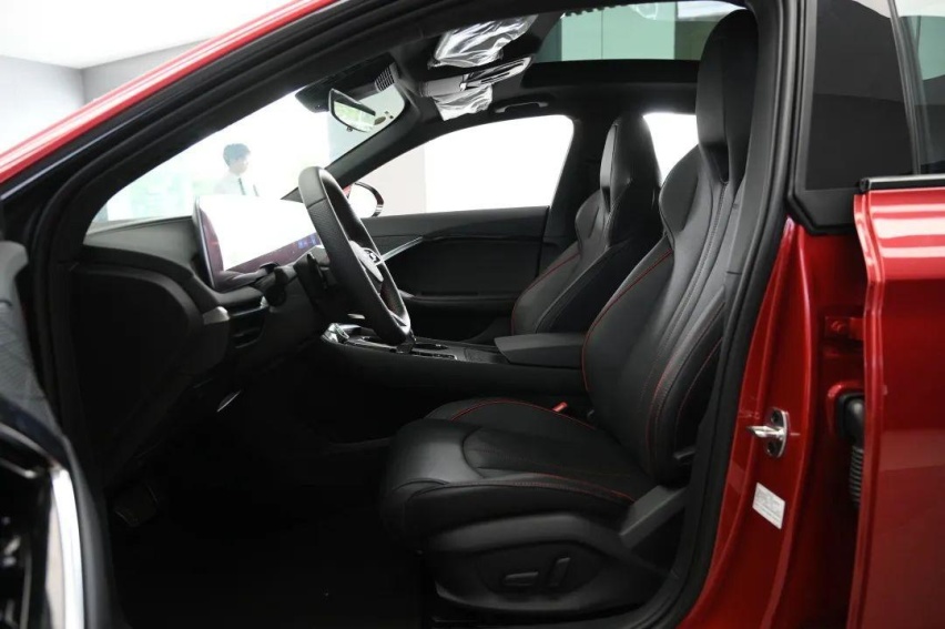 2.0T 261匹 405牛，中型车还带电动尾翼！实拍全新MG7