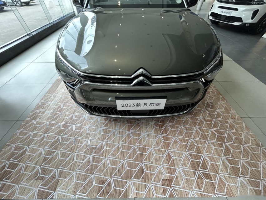 探店|2023款凡尔赛C5 X，入门即豪华，14.37万起售