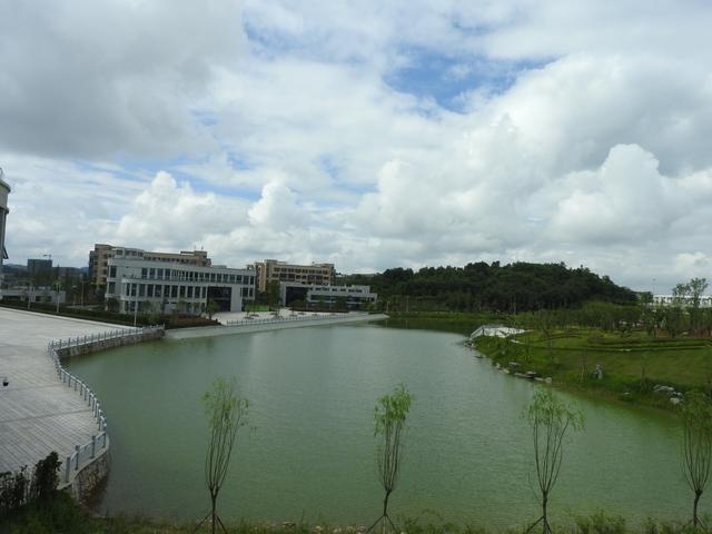 在吉利的贵阳基地，不但有秀丽的风景，我还把这些车里外看了个光
