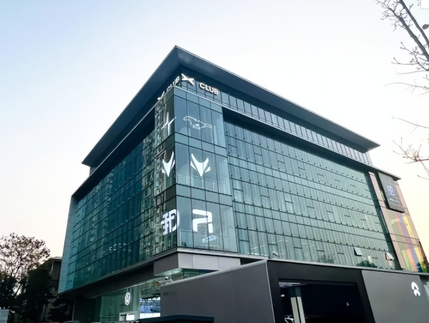ARCFOX极狐空间·成都智电世界旗舰中心店“潮流打卡”的新地标！