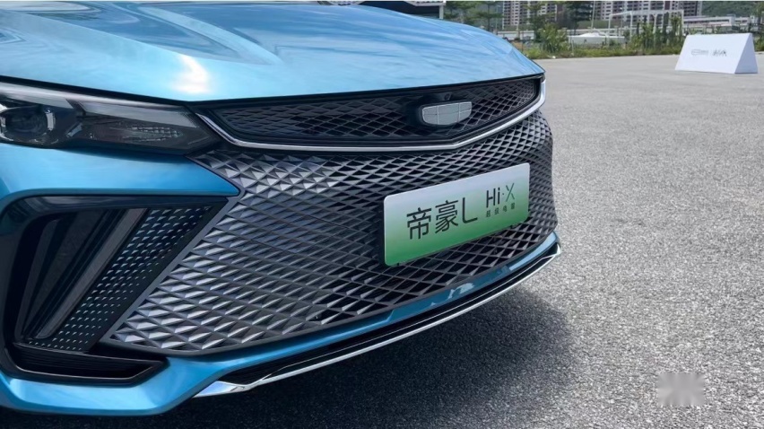 实拍帝豪L雷神Hi·X，零百仅6.9s，亏电油耗3.8L，混动家轿新选