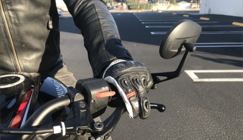 化油器摩托车，启动难，起步时一加油门就熄火，这是什么原因？