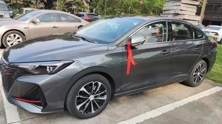 全新宝马i3下线、赛博摩卡专利图曝光…
