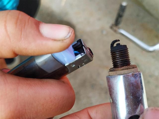 摩托车打不着火：拆下火花塞，小刀刮两下就好了，这是什么原理？