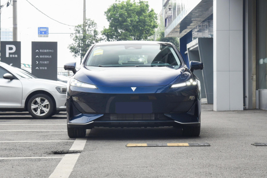 都是新能源“实力派”代表，深蓝SL03和比亚迪汉DM，谁是家用首选