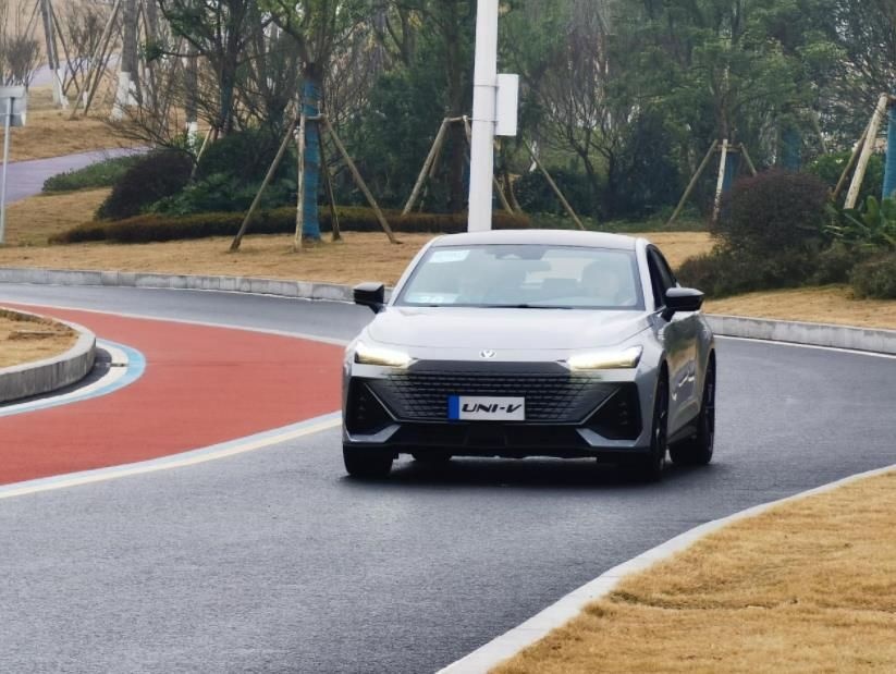 长安UNI-V上市10.89万起，安排赛道模式电动尾翼，搭载双蓝鲸动力