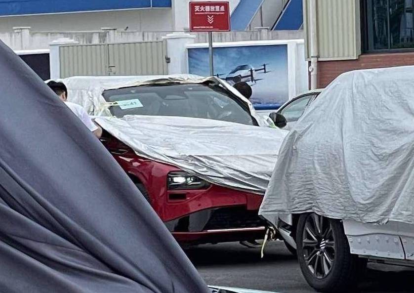 小鹏中大型SUV内饰曝光，采用了贯穿式的连体大屏