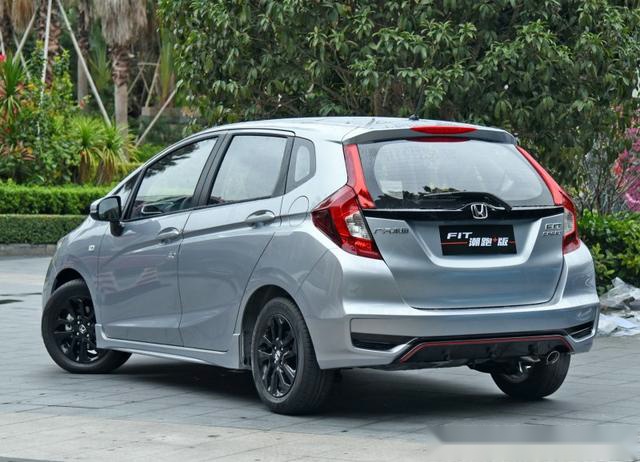 毕业季入手一台新车，本田飞度对比Polo Plus，该买哪款最划算？