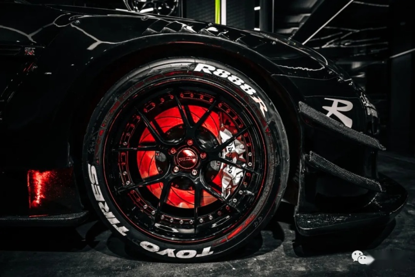 再次进化的日产GT-R R35，单单机舱就放进了两台思域的价格