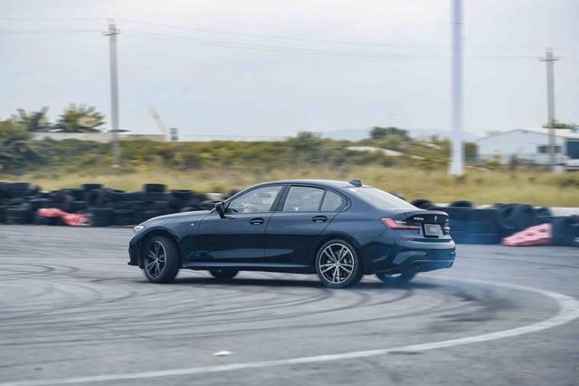 BMW 330i M运动曜夜版再次热血迎战