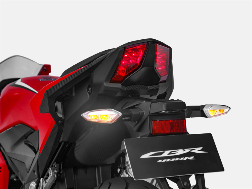 入门中小排量仿赛摩托，本田CBR400R，车身灵活操控易上手
