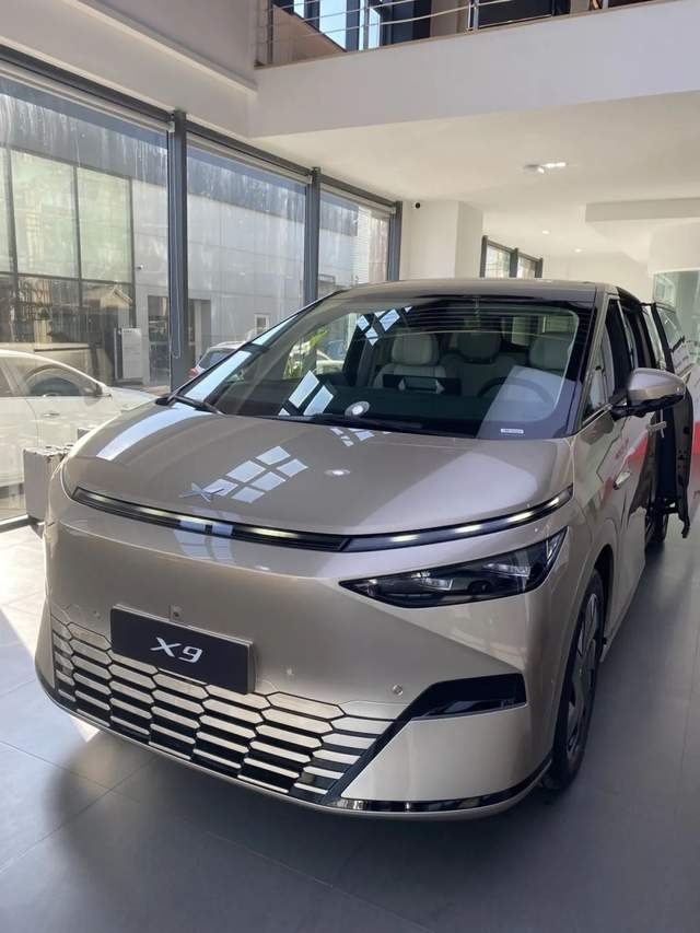 材料工程师辣评小鹏X9：缠斗理想MEGA，但腾势D9才是真对手