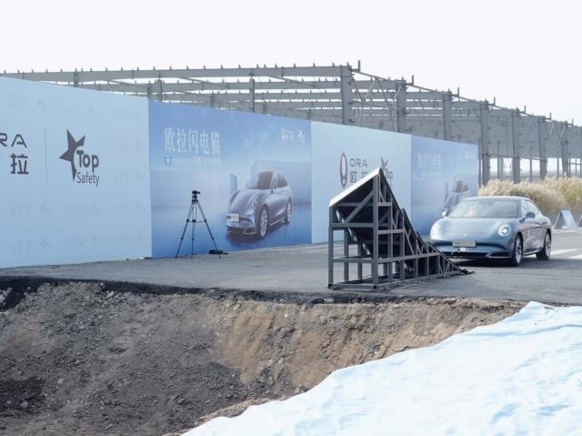 新能源汽车安全天花板，欧拉闪电猫高速螺旋翻滚跌落挑战成功