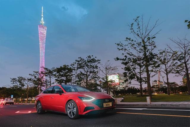 试驾第十代索纳塔，有颜有料的B级车