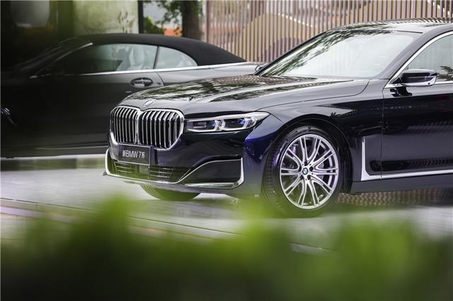 在山城享旗舰车型的豪华风范，BMW以极致之悦强化情感共鸣