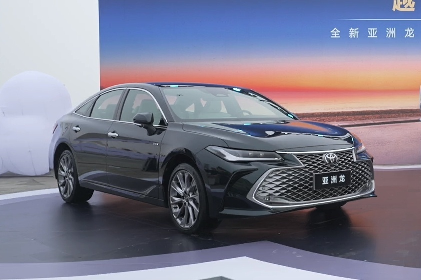 快评全新亚洲龙：比老款最高低2.3万元，新增2.0L混动，还配智驾