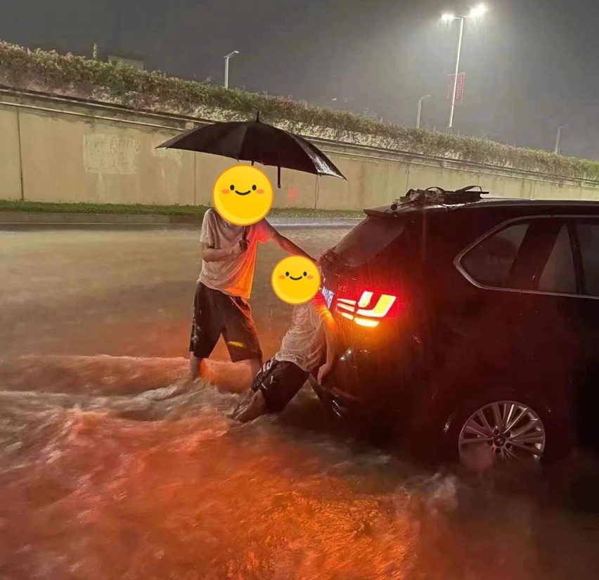 几位宝马车主雨季出行遇到突发意外，是谁帮助他们快速脱困？