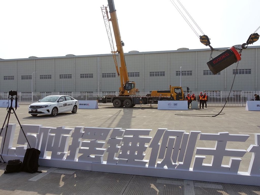 1.5吨铁锤4米高空自由摆动，侧击帝豪GL会怎么样？