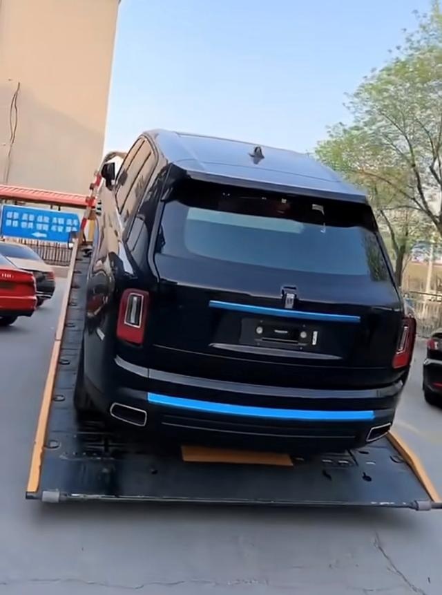 东北网红的库里南到货，全黑车身落地800万，车主身价不菲
