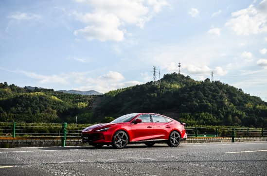 B级运动轿车新标杆，MG7 2025款智能登场，限时一口价11.2万起