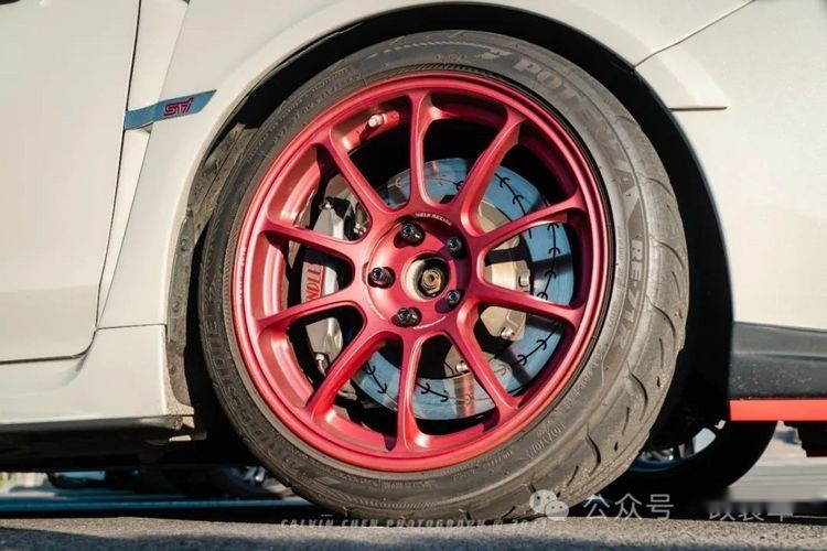 樱花粉点缀的竞技风11代斯巴鲁WRX STI，小姐姐都表示无法抗拒
