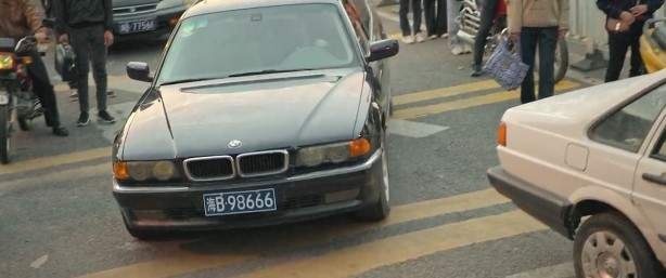 盘点热门电视剧《狂飙》里不差钱的大佬们都开什么车？奔驰、宝马最受欢迎