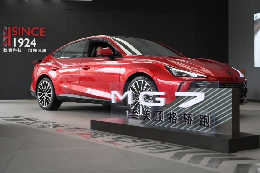 2.0T 261匹 405牛，中型车还带电动尾翼！实拍全新MG7