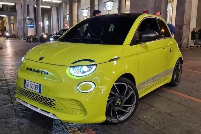 意式纯电小钢炮，呆萌造型添凶狠，Abarth 500实车曝光
